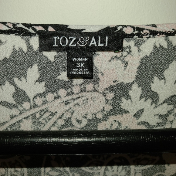 COPY - Roz and Allie plus size top short sleeve - Picture 3 of 7